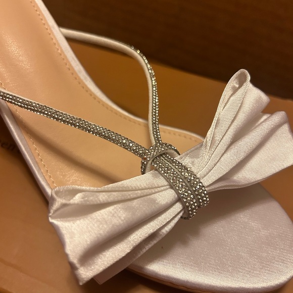 NEW Perphy Rhinestone and White Satin Bow Heels - Picture 2 of 2